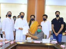 उद्धव ठाकरे ने भरा विधान परिषद चुनाव के लिए पर्चा, महाराष्ट्र में टला सियासी संकट
