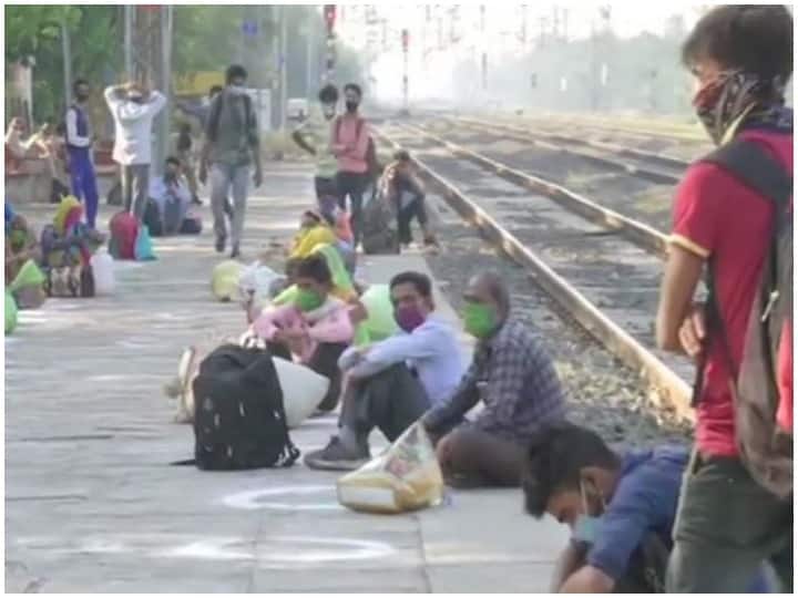 coronavirus Workers coming from outside are the biggest challenge for UP ann बाहर से आ रहे श्रमिक हैं यूपी के लिए सबसे बड़ी चुनौती, सिर्फ ट्रेनों से सवा दो लाख मज़दूर आए