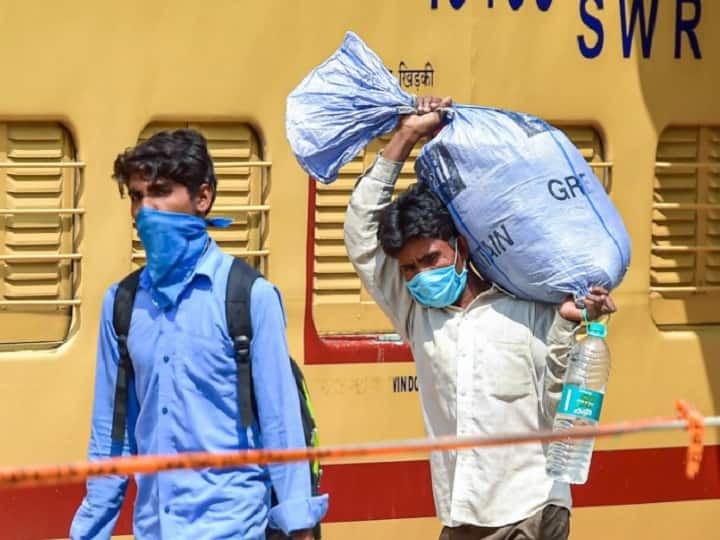 लॉकडाउन के बीच आज शाम 8 रुट्स पर चलेंगी स्पेशल ट्रेन, अबतक 54 हजार को मिला रिजर्वेशन Lockdown: AC Special Trains will starts from evening Today, reservations were issued to more than 54000 passengers लॉकडाउन के बीच आज शाम 8 रुट्स पर चलेंगी स्पेशल ट्रेन, अबतक 54 हजार को मिला रिजर्वेशन