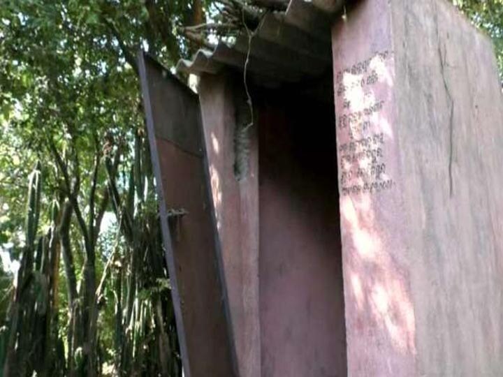 Scam in Toilet construction under swachh bharat mission kaushambi कौशांबी: 10 लाख 38 हजार हजम कर गए प्रधान और सेक्रेटरी, शौचालय के नाम जमकर हुई सरकारी पैसों की बंदरबांट