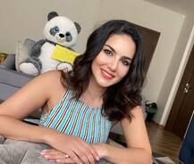 IN PICS: किसी डॉल से कम नहीं लगती थी सनी लियोन, यहां देखें उनके बचपन की कुछ Unseen तस्वीरें