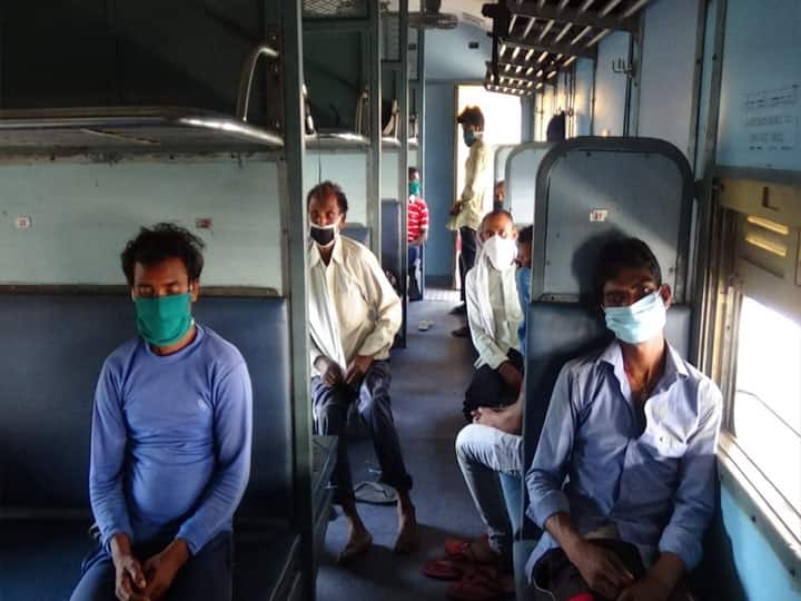 पैसेंजर ट्रेन से 54 यात्री पहुंचे प्रयागराज, 14 दिनों के होम क्वारंटाइन का दिया गया नोटिस
