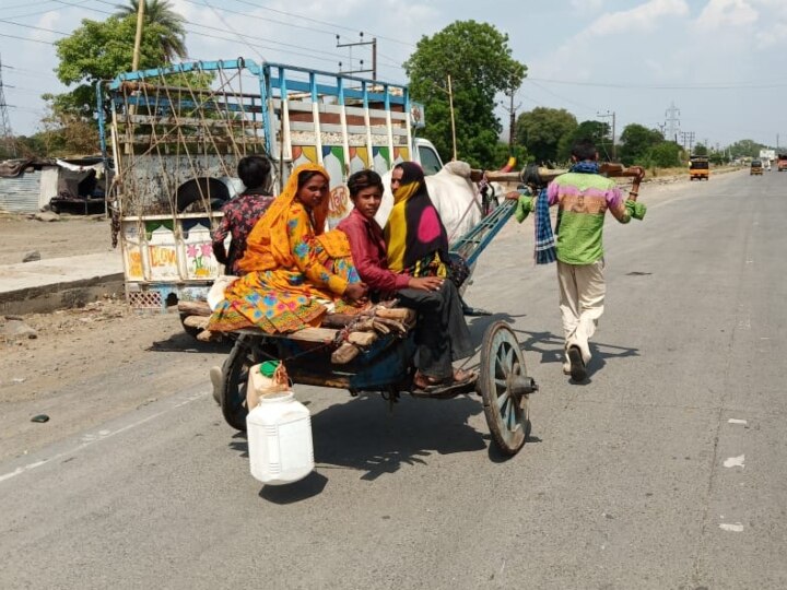 इंदौर: खुद बैलगाड़ी खींच पलायन को मजबूर हुआ परिवार, वीडियो वायरल