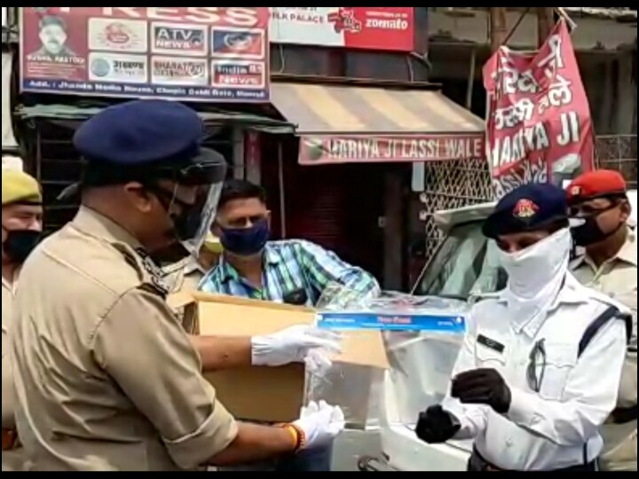 मेरठ: सिपाही के कोरोना पॉजिटिव होने के बाद एक्शन में प्रशासन, ADG ने पुलिसकर्मियों में बांटे फेस शील्ड