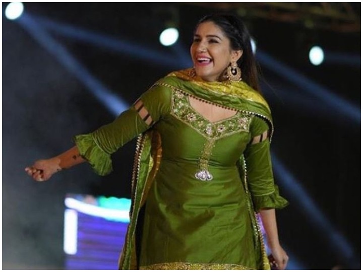 When Sapna Choudhary sang Haryanvi song on Ravi Kishan's request, watch video जब Ravi Kishan की फरमाइश पर Sapna Choudhary ने गाया हरियाणवी गाना, सुनकर आप भी कहेंगे-  वाह