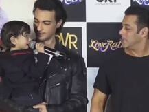 VIDEO: आहिल शर्मा ने भरे इवेंट में कहा 'Stop It', मामा सलमान खान ने यूं कराया शांत