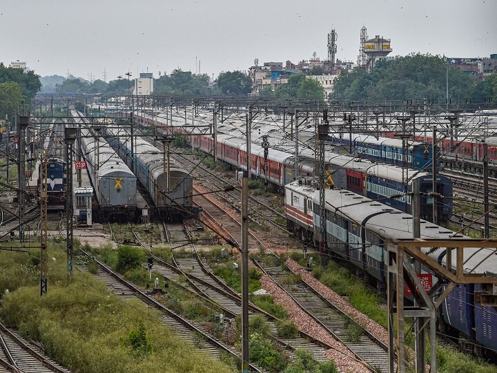 किसान आंदोलन के कारण रेलवे ने रद्द की कई ट्रेनें, कुछ का रूट डायवर्ट किया, देखें पूरी लिस्ट Due to the farmers' movement, the railways canceled many trains, some diverted the route, see the complete list किसान आंदोलन के कारण रेलवे ने रद्द की कई ट्रेनें, कुछ का रूट डायवर्ट किया, देखें पूरी लिस्ट