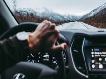 फिसलन भरी रोड पर कार चलाते समय रखें यह सावधानियां, नहीं होगी कोई मुश्किल