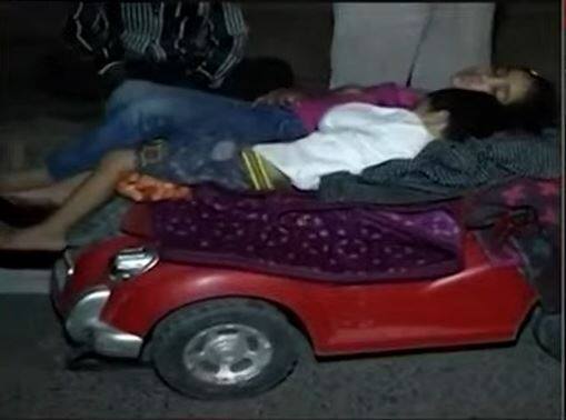 लॉकडाउन के चलते देश में यातायात सेवाएं ठप हैं. प्रतिबंध लगने के चलते मजदूर पैदल ही हजारों किलोमीटर पैदल चल कर अपने घरों की ओर जाते दिख रहें हैं.  