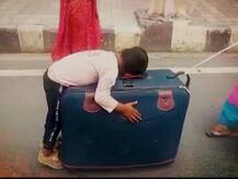 प्रवासी मजदूरों के पलायन की वो तस्वीरें जो व्यवस्था पर कई सवाल खड़े करती हैं