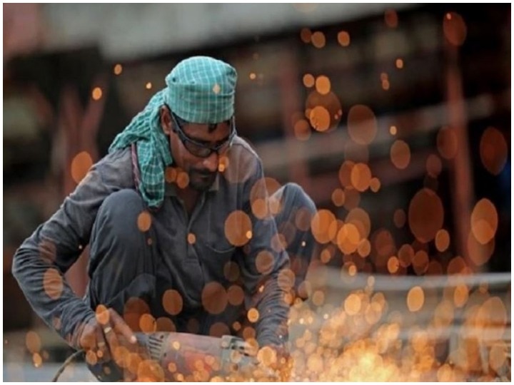 Maharashtra: 35,000 factories commissioned amidst heavy exodus, 9 lakh laborers returned to work ANN महाराष्ट्र: जोरदार पलायन के बीच चालू हुए 35 हज़ार कारखाने, 9 लाख मजदूर काम पर वापस पहुंचे