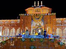 उत्तराखंड: ब्रह्म मुहूर्त में खुले बद्रीनाथ धाम के कपाट, कोरोना की वजह से सिर्फ गिने चुने लोग ही हुए शामिल