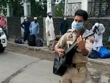 जम्मू में पुलिस अधिकारी ने गुनगुनाया 'गुलाबी आंखें', ट्रेन यात्रियों की खुशी का ठिकाना नहीं रहा