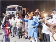 यूपी: कोरोना को मात देकर घर लौटी युवती, इलाके के लोगों ने ताली बजाकर किया स्वागत