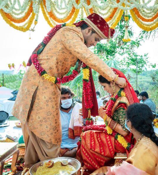 एक फोटो में, मेहमानों को मास्क पहने हुए देखा जा सकता है.(Photo credit: @actor_nikhil Instagram)