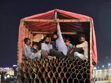 Lockdown: पलायन कर रहे मजदूर हो रहे हैं परेशान, ट्रकों में ठूंस-ठूंस कर सफर करने को मजबूर