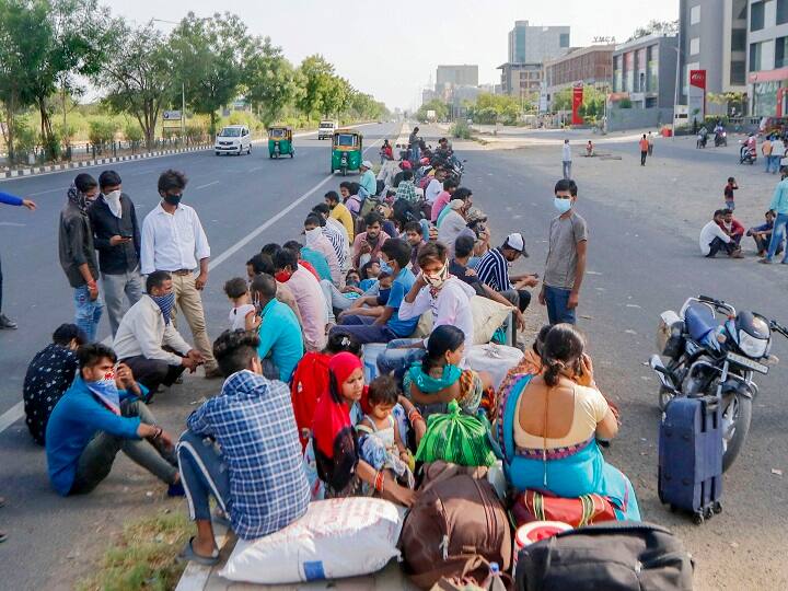 Punjab News: 9 ਵਜੇ ਤੋਂ ਬਾਅਦ ਨਹੀਂ ਜਾ ਸਕਦੇ ਬਾਹਰ, ਪਾਨ ਖਾਣ ਤੋਂ ਮਨਾਹੀ...ਪੰਜਾਬ ਦੇ ਇਸ ਪਿੰਡ 'ਚ ਪ੍ਰਵਾਸੀਆਂ ਲਈ ਜਾਰੀ ਹੋਇਆ ਤੁਗਲਕੀ ਫੁਰਮਾਨ Strict Orders for UP-Bihar Labour in mohali's village know all details Punjab News: 9 ਵਜੇ ਤੋਂ ਬਾਅਦ ਨਹੀਂ ਜਾ ਸਕਦੇ ਬਾਹਰ, ਪਾਨ ਖਾਣ ਤੋਂ ਮਨਾਹੀ...ਪੰਜਾਬ ਦੇ ਇਸ ਪਿੰਡ 'ਚ ਪ੍ਰਵਾਸੀਆਂ ਲਈ ਜਾਰੀ ਹੋਇਆ ਤੁਗਲਕੀ ਫੁਰਮਾਨ