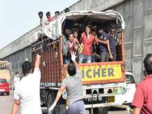 दो वक्त की रोटी के लिए बदतर स्थिति में इंसान, मन को झकझोर रही हैं मजदूरों के पलायन की तस्वीरें