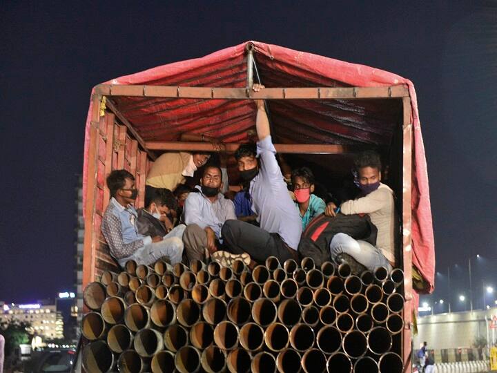 स्थिति ये है कि आज इंसान भेड़-बकरियों से बदतर स्थिति में पहुंच गया और इसके लिए जितनी जिम्मेदार सरकार है, उतना ही दोषी है पढ़ा-लिखा शहरी समाज, क्योंकि पिछले कई दिनों और हफ्तों से पैदल ही चलते जा रहे ये वो लोग हैं, जो शहरों के बंगलों- बिल्डिंगों के लिजलिजे तहखानों में जानवरों की तरह पड़े थे, हमारे आस-पास ही रहते थे, कभी दिखते थे, कभी हम देखना नहीं चाहते थे और इस कोरोना काल में शहरों ने दुत्कार दिया, अमीरों ने पैसे देने से इनकार किया तो फिर अब ये दाल-भात की तलाश में सड़कों पर सरफरोशी तमन्ना पाले निकल पड़े तो हर किसी को बखूबी नजर आने लगे, वो भी सैकड़ों-हजारों की संख्या में और इस संख्या के आगे सरकारें और सुविधाएं दोनों बेबस हो गईं.