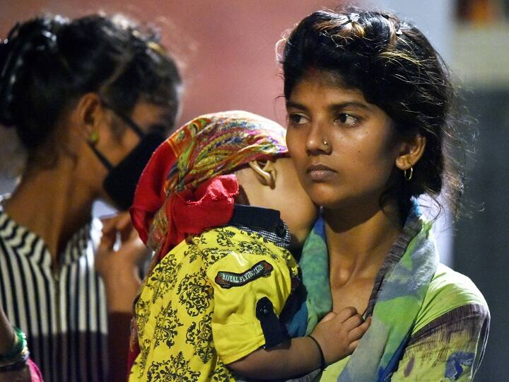 देश भर के अलग-अलग राज्यों से पलायन कर रहे मजदूरों को परेशानियों का सामना करना पड़ रहा है. पलायन कर रहे ज्यादातर मजदूर बिहार, झारखंड, उत्तर प्रदेश और मध्य प्रदेश के रहने वाले हैं. वहीं पंजाब और हरियाणा से भी मजदूर पैदल ही हजारों किलोमीटर का सफर कर अपने घरों को लौट ने पर मजबूर हैं.