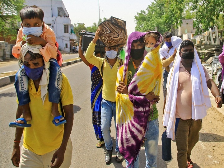 migrant woman gives birth after walking 100 kilometres from ludhiana to ambala new born dies in hospital  अंबालाः 100 किलोमीटर तक पैदल सफर के बाद महिला ने दिया बच्ची को जन्म, नवजात की हुई मौत