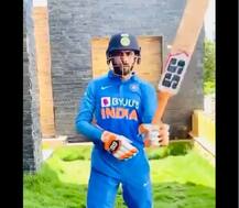 जडेजा ने अब बल्ले से की 'तलवारबाजी', कोरोना वायरस के खिलाफ लड़ाई में डटे रहने का संदेश