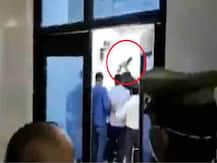 प्रयागराज: मेडिकल कॉलेज में डॉक्टरों ने जूतों से की मरीज की पिटाई, जानें- वायरल VIDEO की सच्चाई