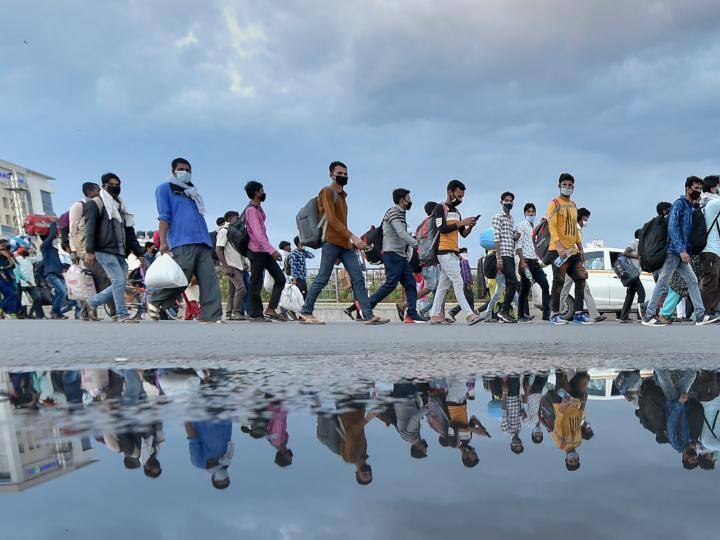 गुजरात के भरूच जिले में फंसे प्रवासी श्रमिकों ने पुलिस पर किया पथराव Migrant workers to stone pelting on police in Bharuch district of Gujarat गुजरात के भरूच जिले में फंसे प्रवासी श्रमिकों ने पुलिस पर किया पथराव