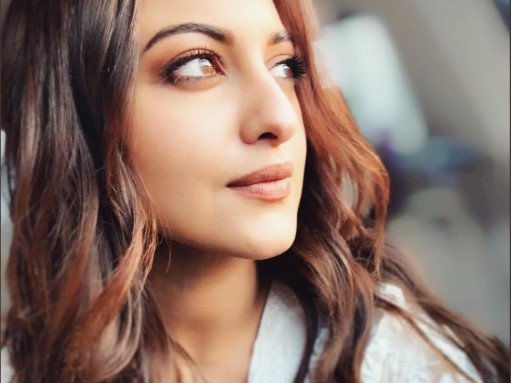 Actress Sonakshi Sinha to help daily wage laborers in Corona crisis Actress Sonakshi sinha to help daily wage laborers in Corona crisis