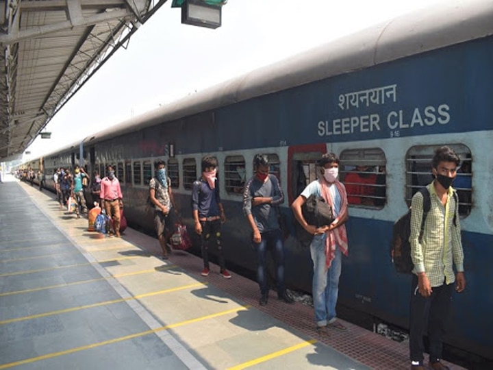 Home Minister Anil Deshmukh told that 5 lakh migrant laborers sent from Maharashtra through shramik train ANN श्रमिक ट्रेन के जरिए महाराष्ट्र से भेजे गए 5 लाख प्रवासी मजदूर- गृहमंत्री अनिल देशमुख