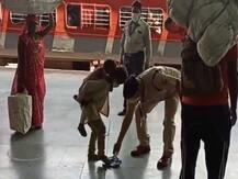 ट्रेन से उतरे बच्चे को नंगे पैर देख RPF जवान ने पहनाई चप्पल, रेल मंत्री ने शेयर किया वीडियो