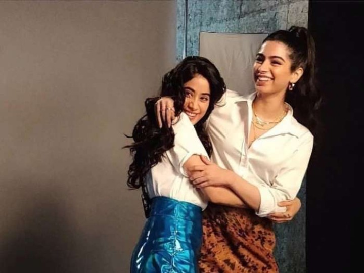 Video: Jahnavi Kapoor is harassing sister Khushi in lockdown, funny video is going viral Janhvi Kapoor and khushi kapoor video goes viral over social media