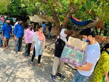 कोरोना संकट: जरूरतमंदों की मदद के लिए सामने आया विकास फाउंडेशन, बांट रहा है खाना और मास्क