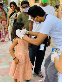 कोरोना संकट: जरूरतमंदों की मदद के लिए सामने आया विकास फाउंडेशन, बांट रहा है खाना और मास्क