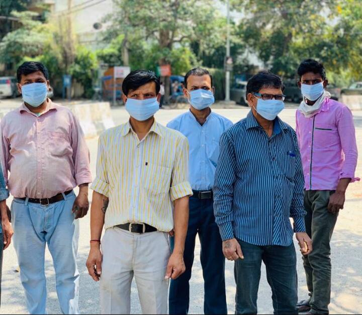  नागरिक अधिकारों के लिए काम करने वाला विकास फाउंडेशन आज गरीबों को मास्क से लेकर खाना तक बांट रहा है.