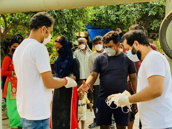 दिल्ली में गरीबों की मदद के लिए विकास फाउंडेशन सामने आया है और जरुरतमंदों की मदद कर रहा है. 
