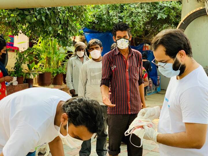जो मजदूर देशव्यापी लॉकडाउन में फंस गए थे उनकी मदद के लिए विकास फाउंडेशन सामने आ रहा है और उनकी मदद कर रहा है.