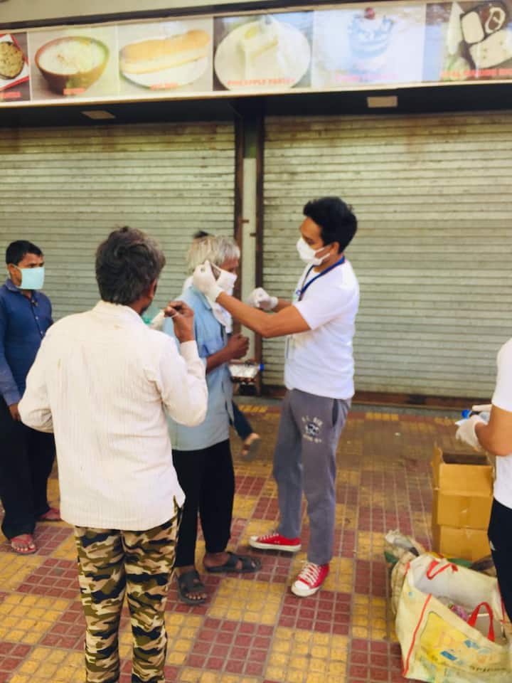 इस फाउंडेशन से जुड़े विक्रम ने बताया कि कैसे वे और उनके दोस्त पिछले 40-50 दिनों से लॉकडाउन में फंसे गरीबों की मदद कर रहे हैं.