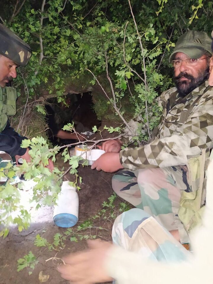  पुलिस ने आगे का कार्रवाई करते हुए खान साहिब के सभी निवासी, यूनिस मीर, असलम शेख, परवेज शेख और रहमान लोन जैसे चार अन्य आतंकी के साथियों को भी गिरफ्तार किया गया.
