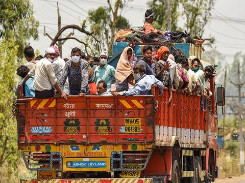 महाराष्ट्र से उत्तर प्रदेश जा रहे प्रवासी मजदूर का ट्रक मध्यप्रदेश के सागर में पलटा, 5 की मौत महाराष्ट्र से उत्तर प्रदेश जा रहे प्रवासी मजदूर का ट्रक मध्यप्रदेश के सागर में पलटा, 5 की मौत