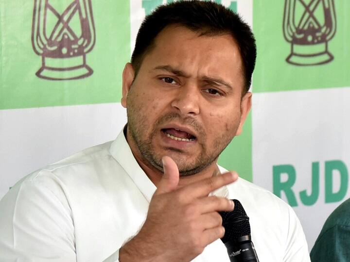 बिहार: तेजस्वी ने उठाया बेरोज़गारी का मुद्दा, कहा- रोज़गार के लिए 9 सितंबर को रात 9 बजे 9 मिनट तक जलाएं लालटेन