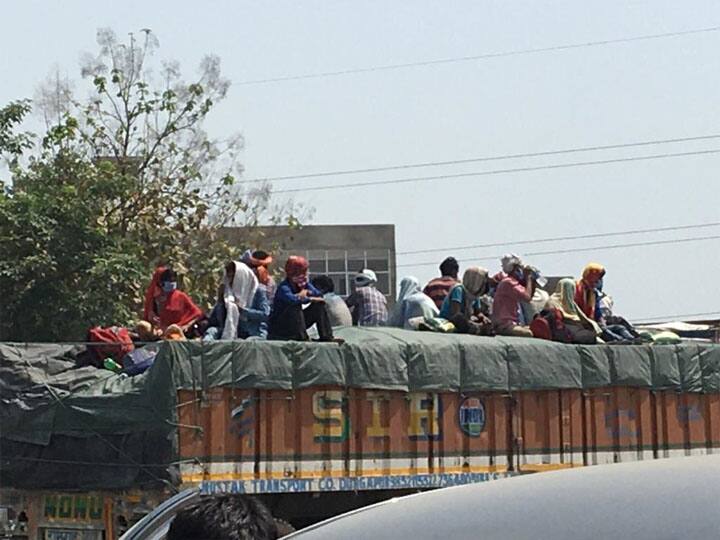 Varanasi migrant workers sitting on top of the truck and going back to their house वाराणसी: घर लौट रहे मजदूरों की ये तस्वीरें आपको कर देंगी परेशान, प्रशासन ने नहीं किए इंतजाम