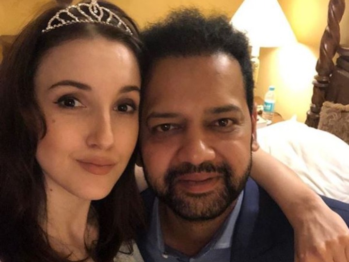 Rahul Mahajan's cook found corona positive, quarantined for 14 days with wife Natalya Rahul Mahajan with wife Natalya Quarantine post their cook found corona positive