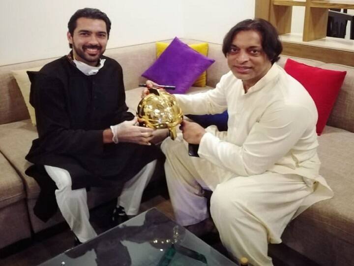 IPL के दौरान शाहरुख खान ने शोएब अख्तर को दी थी ये बेशकीमती चीज, अब शोएब ने कर दिया दान Shoaib Akhtar donates the Shah Rukh Khan signed KKR helmet for corona relief in Pakista IPL के दौरान शाहरुख खान ने शोएब अख्तर को दी थी ये बेशकीमती चीज, अब शोएब ने कर दिया दान