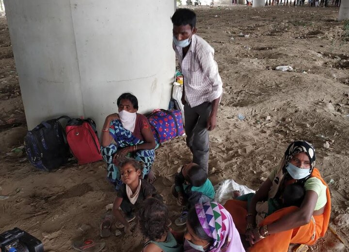   The helpless parents sitting on the Ghazipur border of Delhi said either go home or die here ann दिल्ली के गाजीपुर बॉर्डर पर बैठे बेबस मां-बाप, कहा- या तो आगे घर जाएंगे या यहीं मर जाएंगे