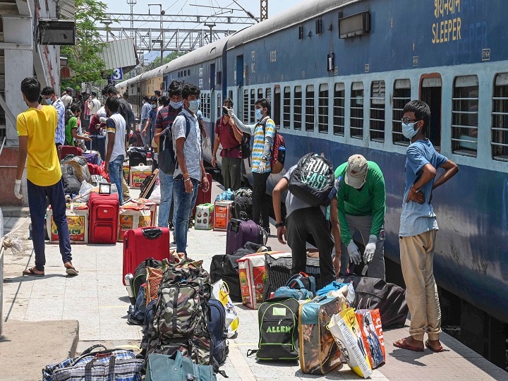 railway has run 1300 shramik special trains brings back more than 17 lakh migrants to their states रेलवे ने एक मई से 1,300 श्रमिक विशेष ट्रेनें चलाई, 17 लाख से अधिक प्रवासियों को घर पहुंचाया