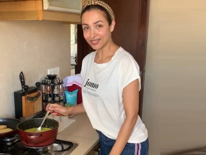 मलाइका आरोड़ा लॉकडाउन का फायदा उठाते हुए कुकिंग कर रही हैं. उन्होंने कुकिंग के दौरान का एक वीडियो सोशल मीडिया पर भी शेयर किया.