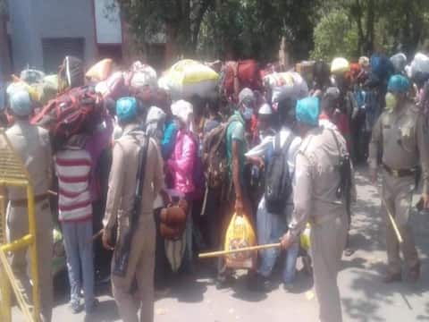 मेरठ: स्टेशन पहुंची मजदूरों की भीड़ से बदइंतजामी, सोशल डिस्टैंसिंग की उड़ी धज्जियां मेरठ: स्टेशन पहुंची मजदूरों की भीड़ से बदइंतजामी, सोशल डिस्टैंसिंग की उड़ी धज्जियां