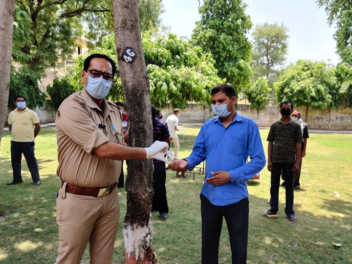 आगरा: PAC बटालियन में हुआ व्यापक सेनिटाइजेशन, कर्मचारियों की इम्यूनिटी बढ़ाने के लिए किए जा रहे ये उपाय