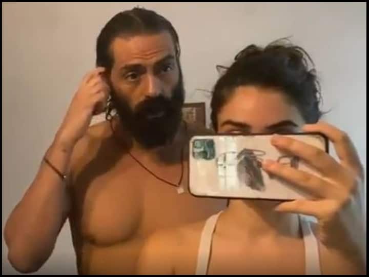 लॉकडाउन 4 के एलान के बाद अर्जुन रामपाल ने लिया शेविंग करने का फैसला, गर्लफ्रेंड गैब्रिएला से मांगी मदद Girlfriend Gabriella Demetriades assists Arjun Rampal in shaving his quarantine beard लॉकडाउन 4 के एलान के बाद अर्जुन रामपाल ने लिया शेविंग करने का फैसला, गर्लफ्रेंड गैब्रिएला से मांगी मदद